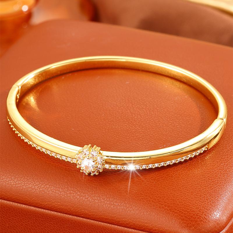 Women's hot-selling bracelets, copper-plated fashionable and simple bracelets, zircon inlaid temperament women's bracelets, popular bracelets.