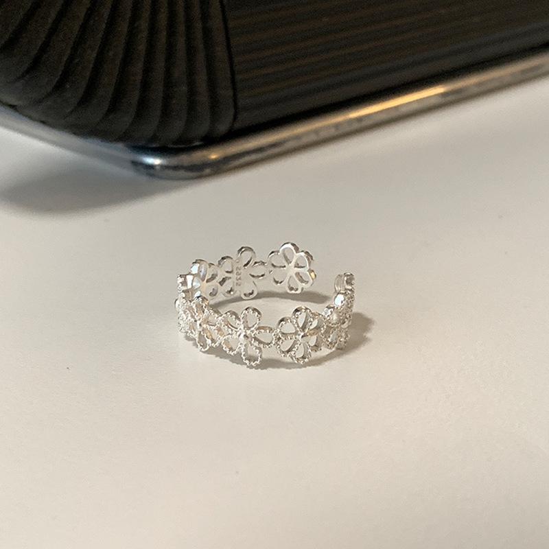 

Кольцо Sweet And Cool Wind Empty Flower Opening Ring для женщин, нишевый дизайн, чувство легкости, роскошь, элегантность, высокий темперамент