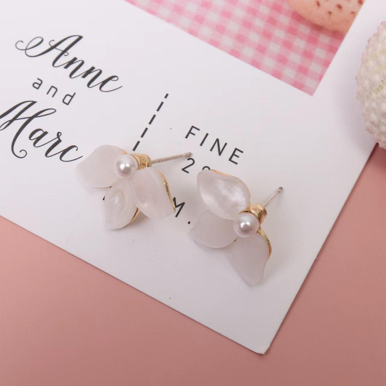 

Серьги-пусеты из серебра 925 пробы с лепестками из белого перламутра - Ретро, Дизайн высокого класса для женщин