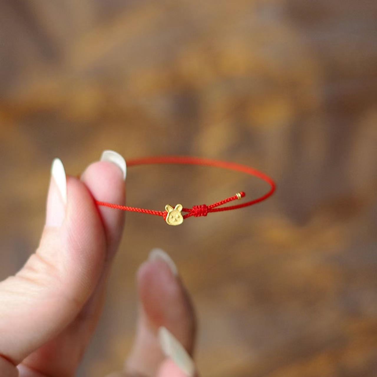 

Браслет из красной нити с символом Зодиака Кролик - Ручная работа, Унисекс дизайн, Идеально подходит для пар и студентов