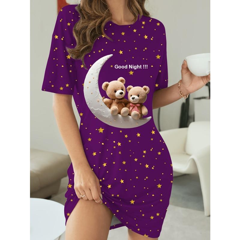 Damen-Nachthemd mit einem Teddybären, Mond, Sternen und „Guten Morgen“-Aufschrift auf einem Nachthimmelmuster, verziert mit Sternen.