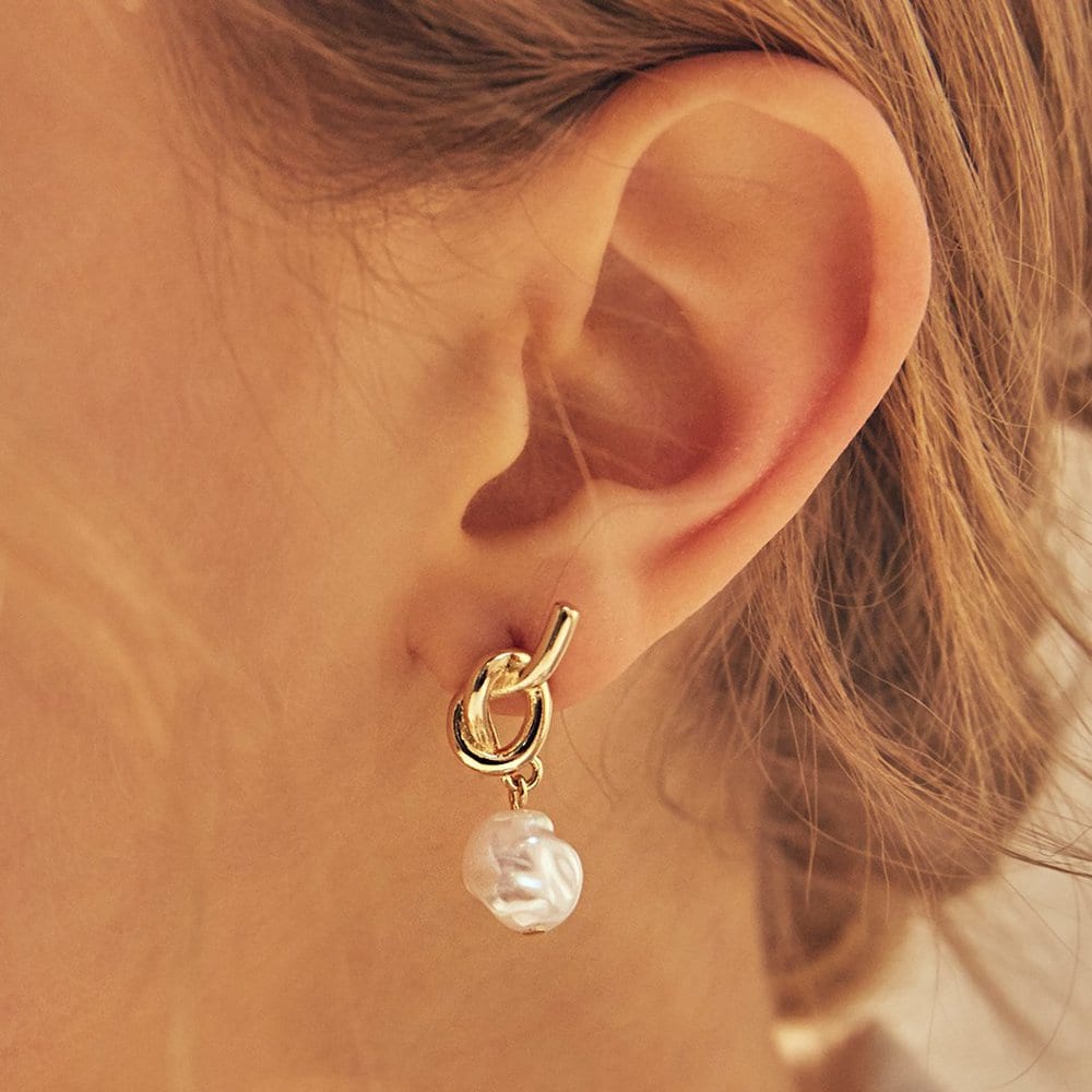 [Hei][Worn by Jang Yoon-ju, Lee Su-hyun, and Lee Su-min] Knot Pearl Post Earrings