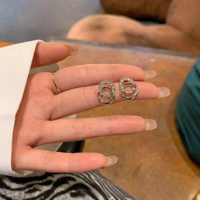 Pendientes de perlas de alta gama de moda Pendientes retro de nicho francés de lujo ligero Pendientes de perlas simples y versátiles para mujer