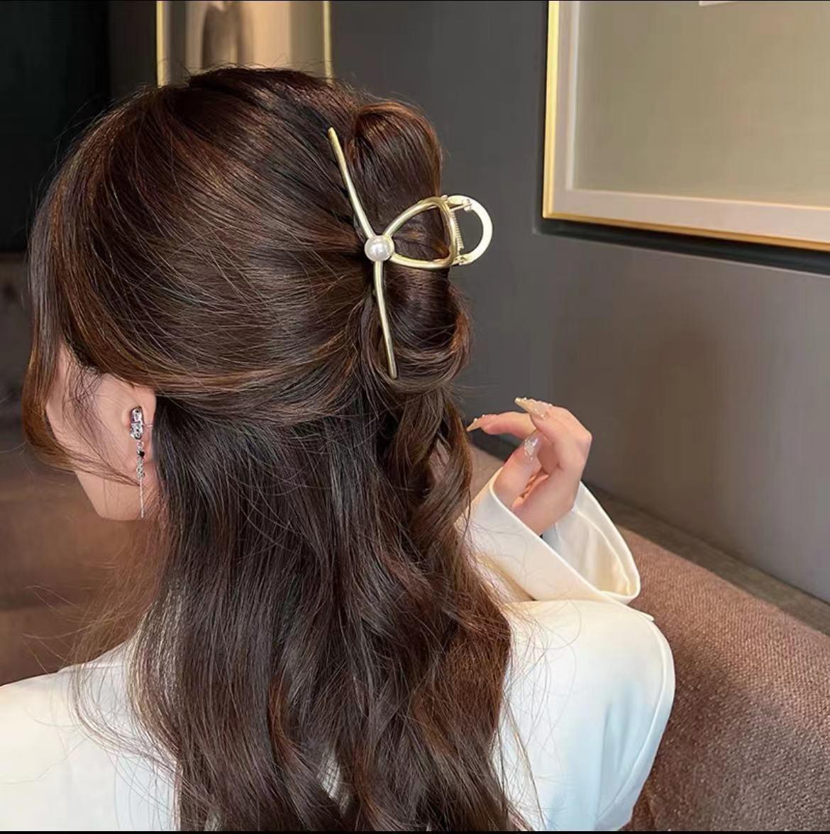 

Корейська перлова шпилька-кліпса у вигляді акули зі стразами: Велика шпилька для волосся для жінок 2025