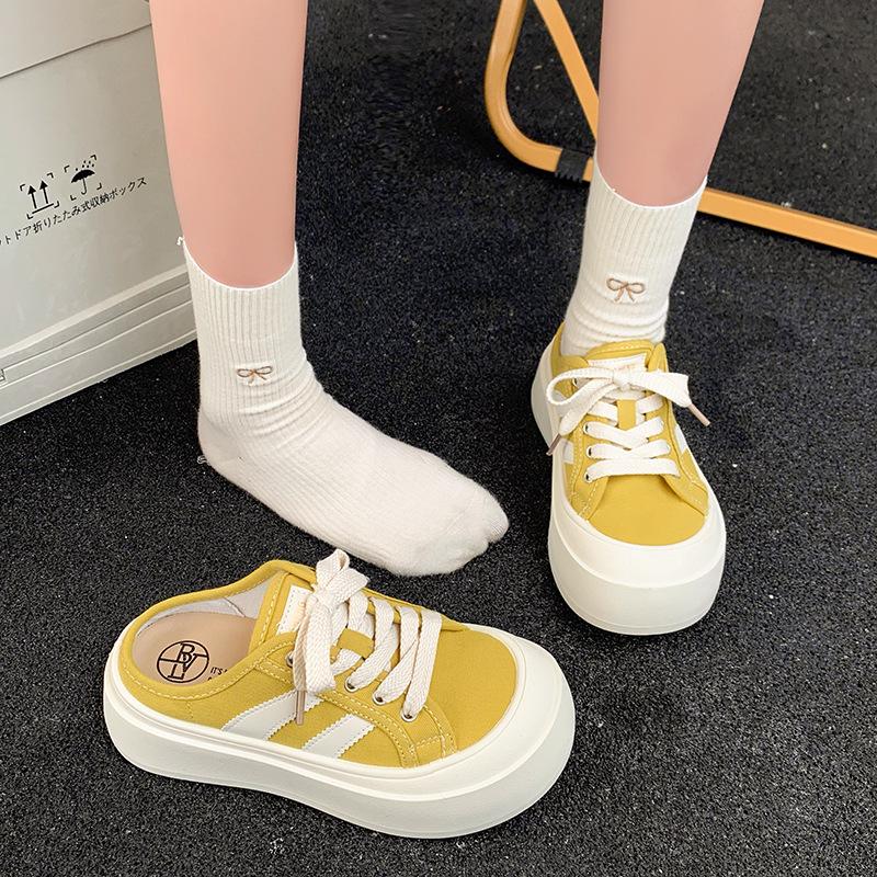 A Girl In Baotou Wearing A Pair of Women's Shoes and A Lazy Person Wearing Canvas Shoes Without Heels