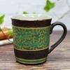Waza no Kura Stilvolle Kaffee-Kutani-Keramik-Tasse mit goldenem Arabesken-Design und grüner Keramik Hergestellt in Perfekt als Geschenk für den 60., 70., 77. oder 88. Geburtstag
