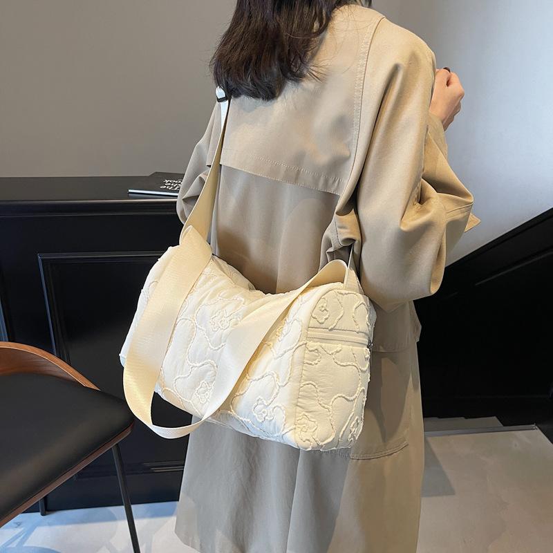 Cloth bag women's large capacity 2025 new autumn and winter versatile casual shoulder messenger bag commuter pillow bag