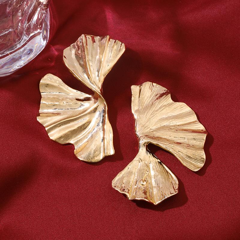 European and American punk metal wind ginkgo biloba golden stud earrings trendy leaf earrings flake flowers wholesale