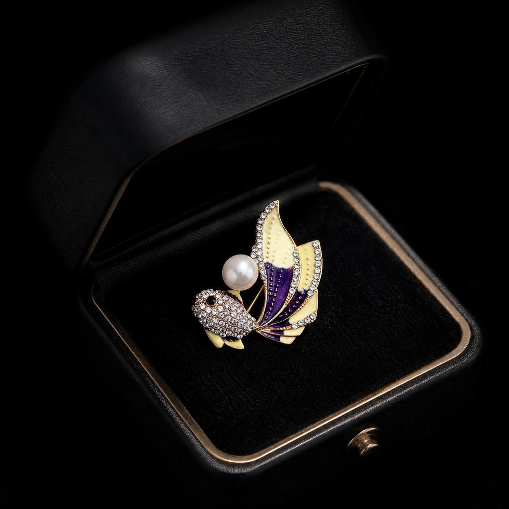 Gold Tone Alloy Fish Brooch Pin with Rhinestones and Pearl Accent for Women Suitable for Blazers Cardigans and Outerwear Accessories