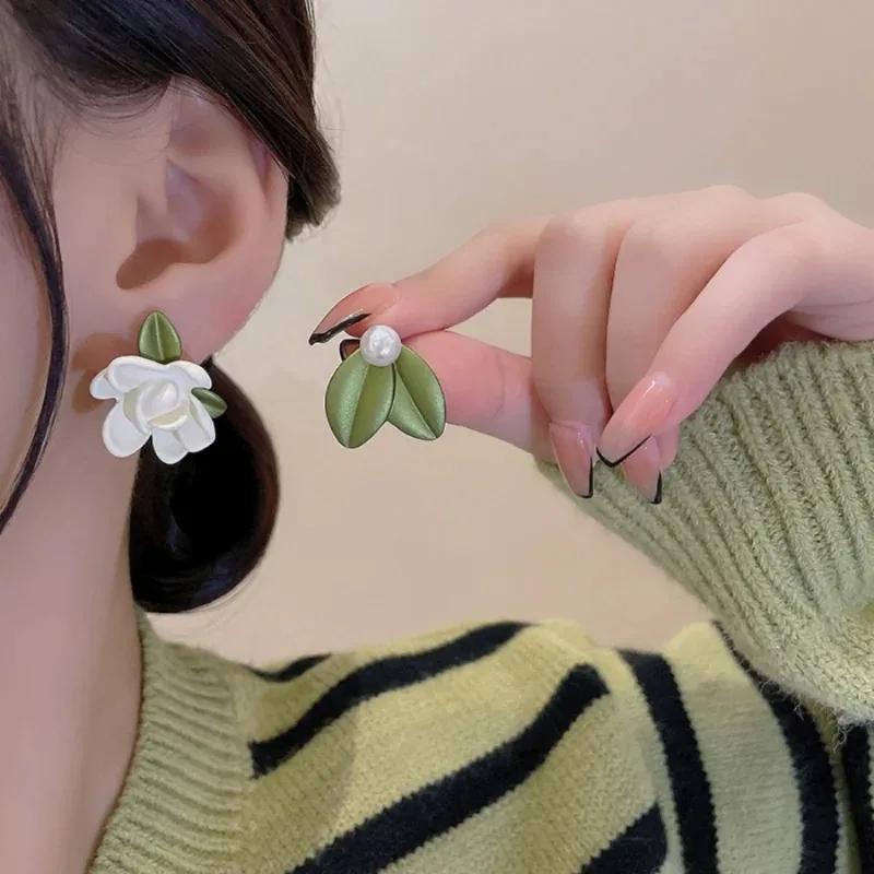 Boucles d'oreilles asymétriques mode coréenne feuilles vertes fleur blanche pour femmes boucles d'oreilles clous perle mignonnes douces bijoux piercing cadeau
