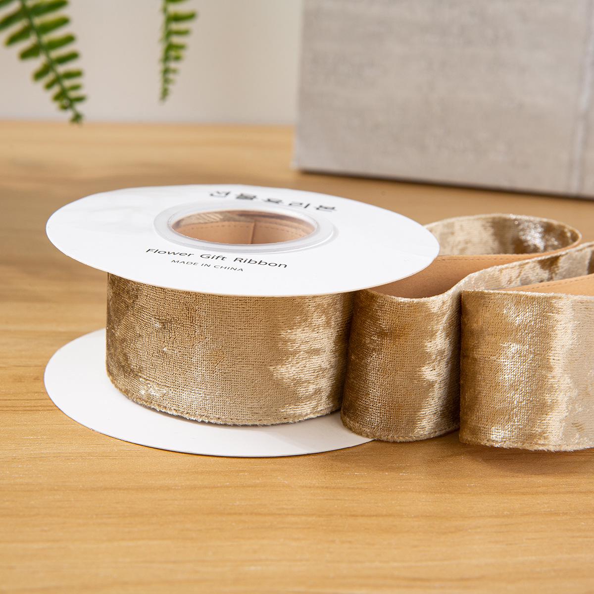 

3.8см Оксамитова стрічка з кристалами: Одностороння флокована вельветова стрічка для одягу, аксесуарів для головних уборів та упаковки подарункових коробок.