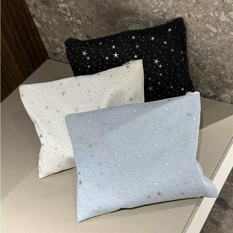 The new star polka dot clutch bag has a large capacity to go out and is versatile. Portable clutch wash bag, cosmetic storage bag.