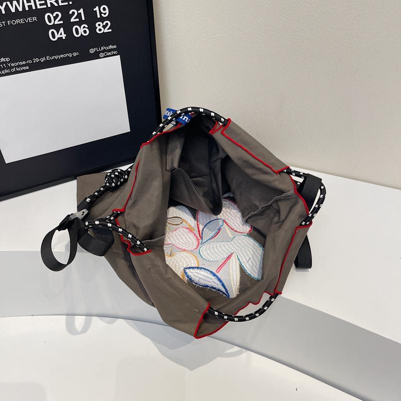 Ny damväska Lazy Ins Wind Japansk broderi Mode Joker Stor kapacitet Slitstark axelväska Pendlarbudväska.