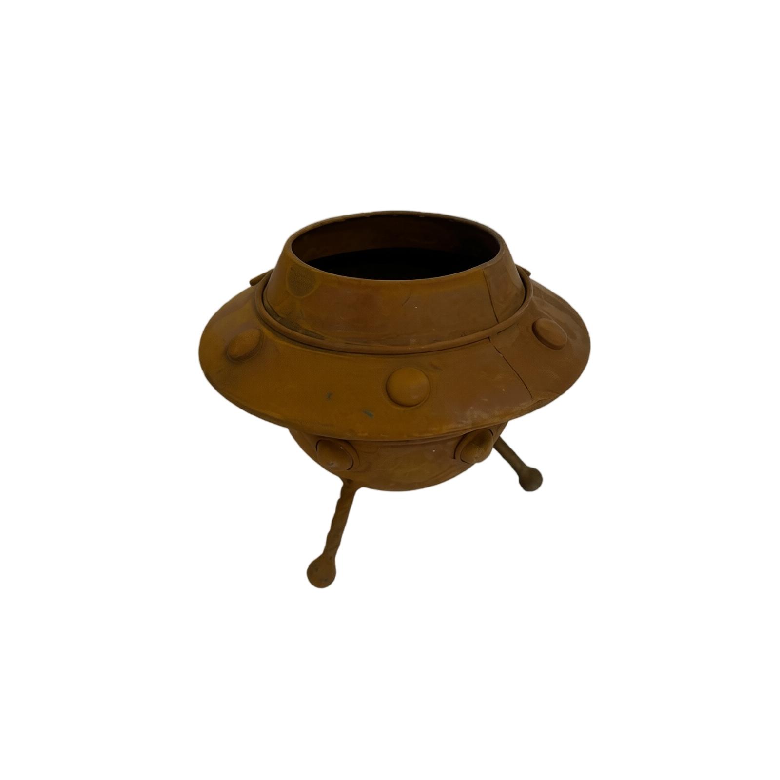 Metal UFO Shaped Planter for Outdoor Garden and Lawn Vintage Rusted Finish Decorative Flower Pot Sculpture Ornament One Size