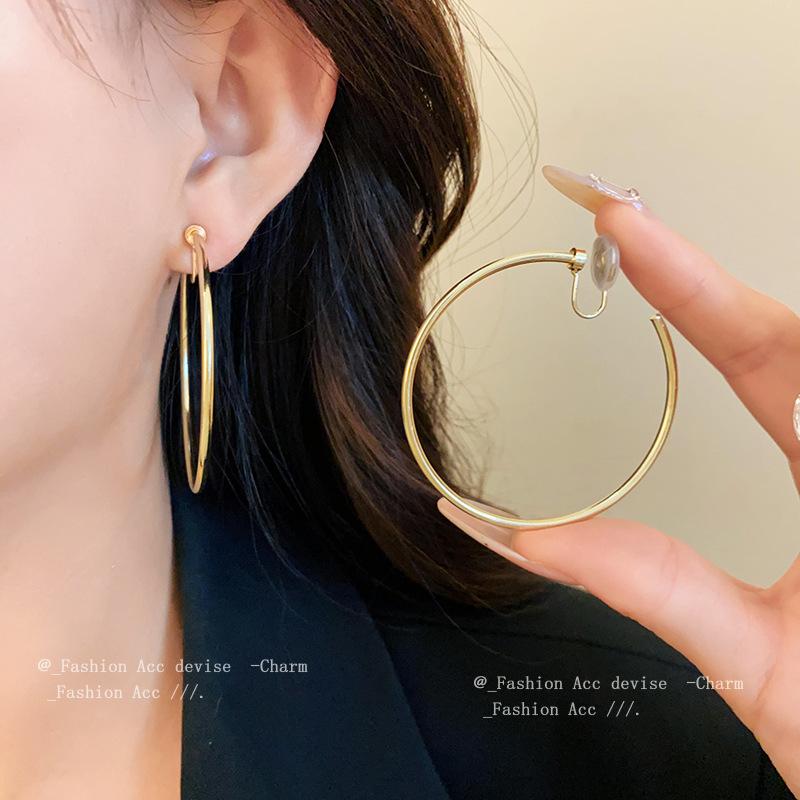 Simple round plain ring earclips, niche cold wind design earrings, commuting fashion temperament, versatile earrings, women