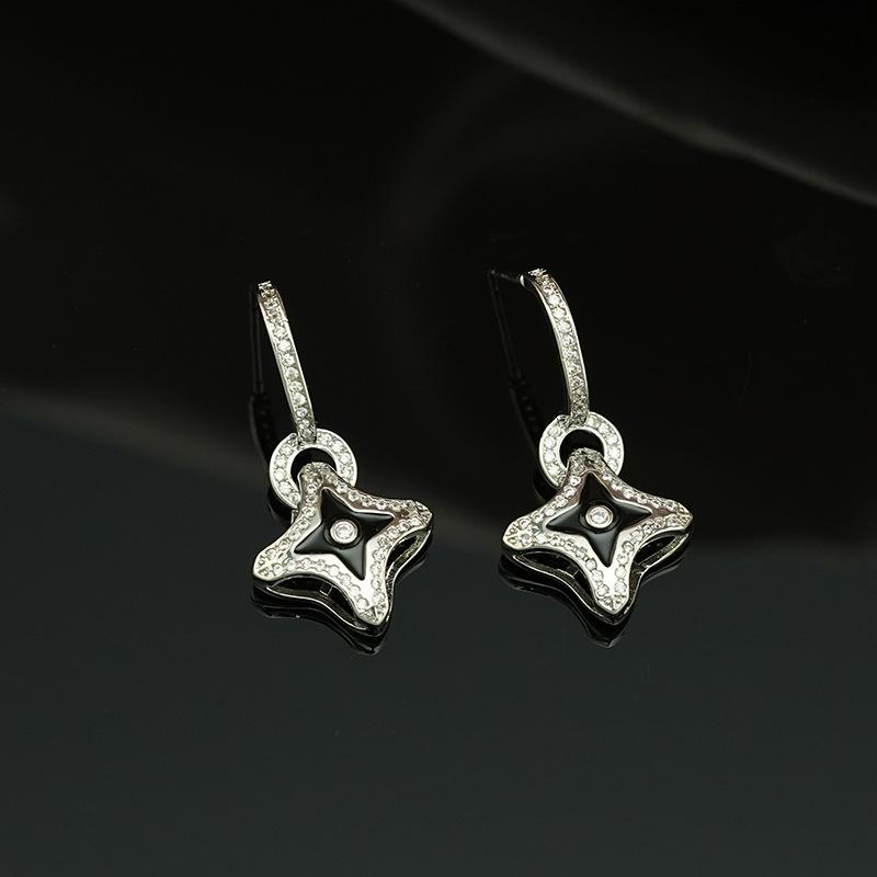 Elegantní geometrické náušnice s čtyřlístkem a zirkony: Vysoce kvalitní retro styl pro ženy