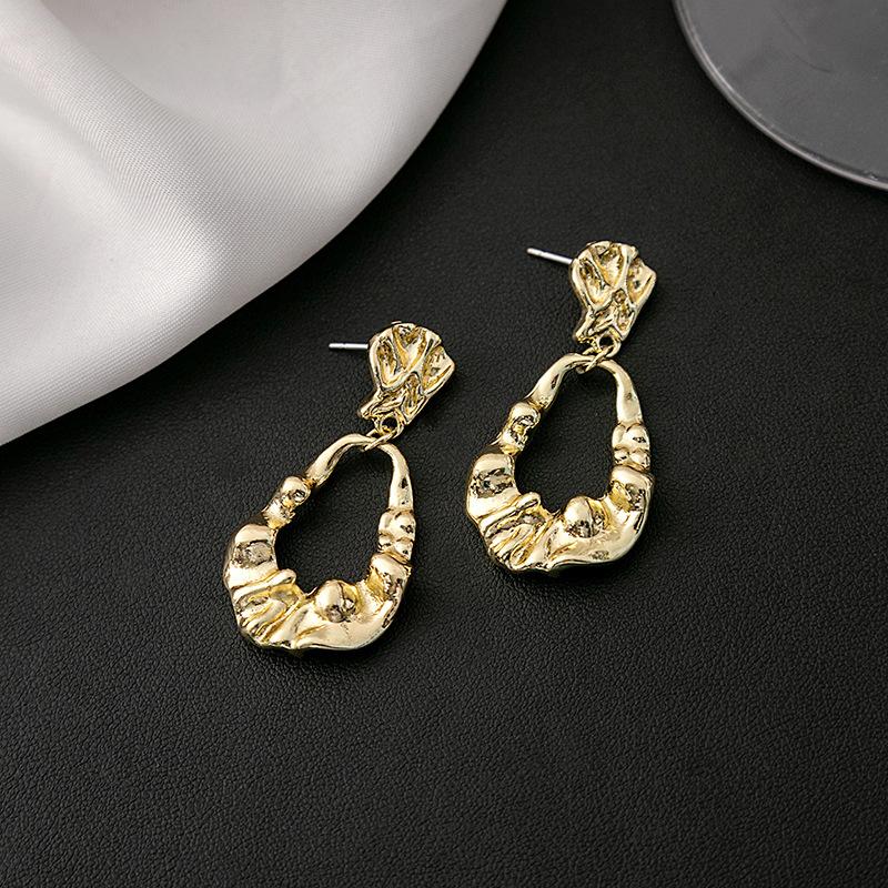 Simple And Cold Wind Wrinkled High-End Earrings, Niche Design Irregular Earrings, Retro Light Luxury Earrings.