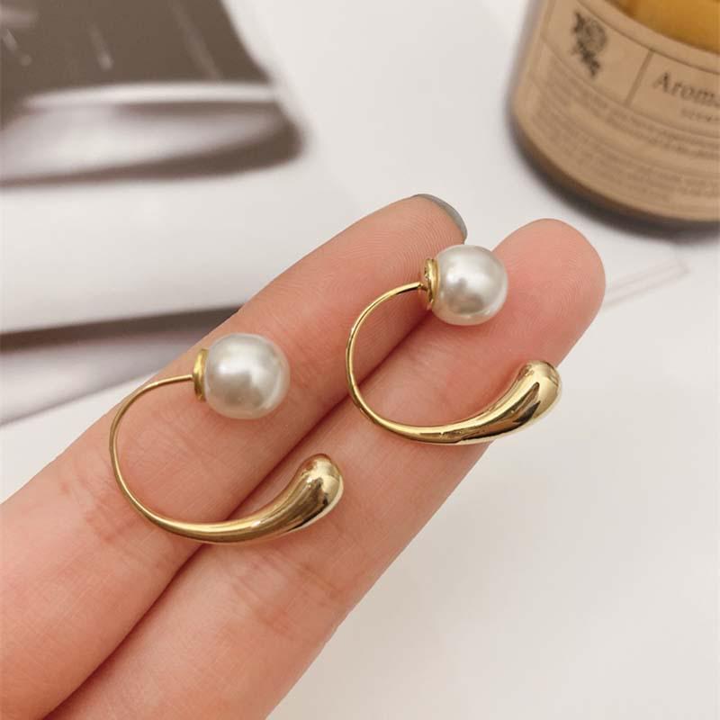 Elegant Metal Pearl Earrings: Niche Design for Autumn/Winter, Lightweight & Chic Cold Style for Women