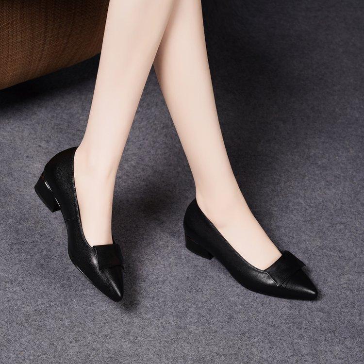 Soft leather thick heel single shoes women's autumn 2025 new soft sole women's shoes shallow mouth pointed versatile work shoes small leather shoes