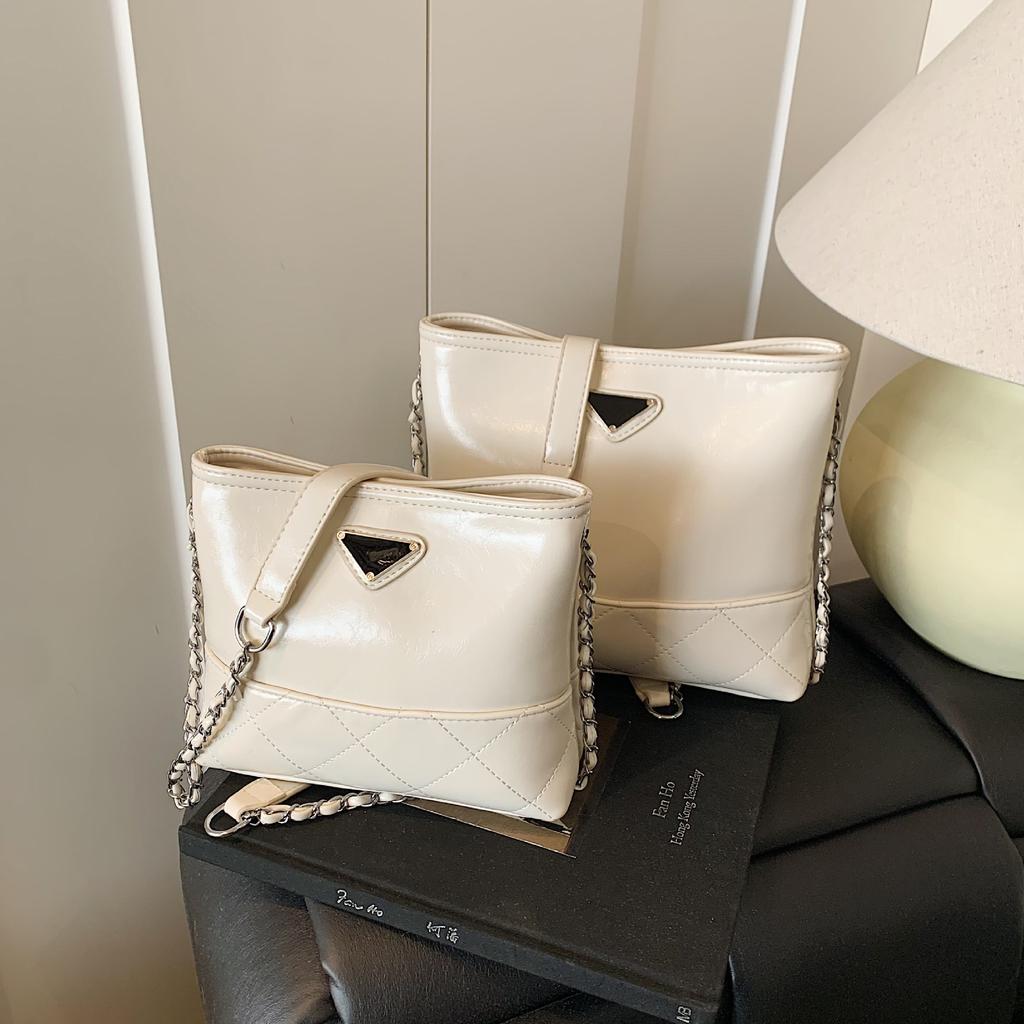 Simple and High-end Women's Bags, Shoulder Bags, Niche Chain, Dumpling Bags, Large-capacity Trendy and Versatile Women's Oblique Span Bags.