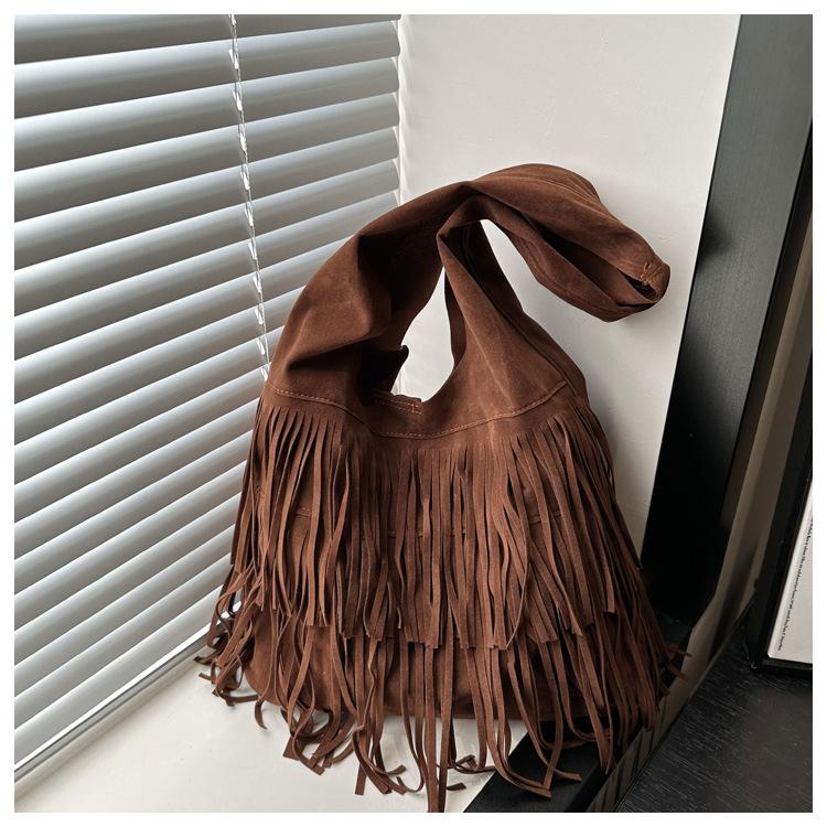 

Весна новая кожаный бархатный кисточка, модная текстура, простой повседневный тренд, женская сумка через плечо большой вместимости темно-коричневого