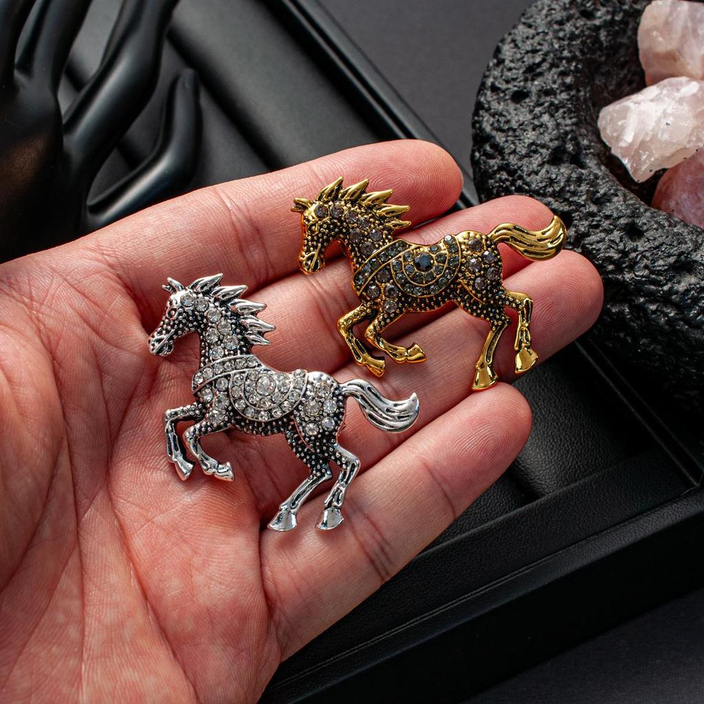 Spilla Cavallo al Galoppo con Strass Retrò: Spilla Animalier di Lusso di Alta Gamma, Gioielleria Creativa Europeo-Americana
