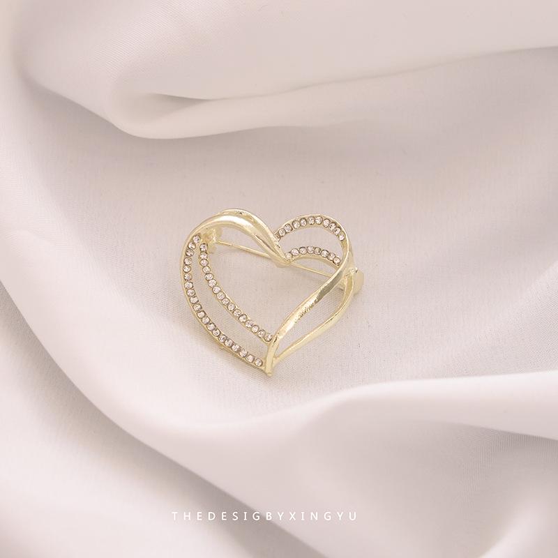 Broche Elegante de Pérola Dourada e Espiga de Trigo: Acessório Versátil e de Alta Qualidade para Mulheres