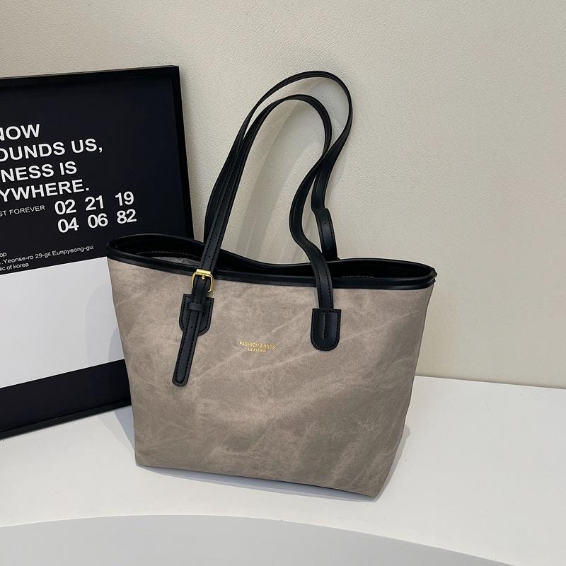 Niche high-end design tote bag large-capacity commuting leisure texture shoulder messenger bag pendant bag