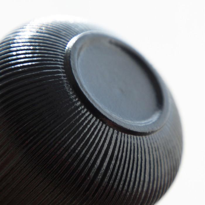 Svart keramiskt snabbte-set med en tekanna och fyra koppar