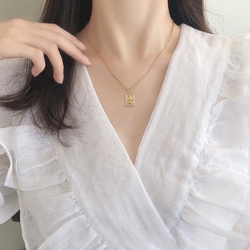Elegant Metal Heart Clavicle Necklace for Women - Light Luxury Design