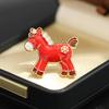 Novo Produto de Ano Novo Ano do Cavalo Óleo Pingado Três Cores Potro Broche Delicado Cravejado com Diamante Versátil Animal Zodíaco Cavalo Alfinete Feminino