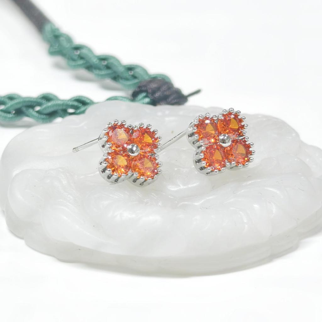 Kolczyki sztyfty Gusen Jewelry z cyrkoniami w kształcie czterolistnej koniczyny dla kobiet - Modny koreański styl lekkiego luksusu