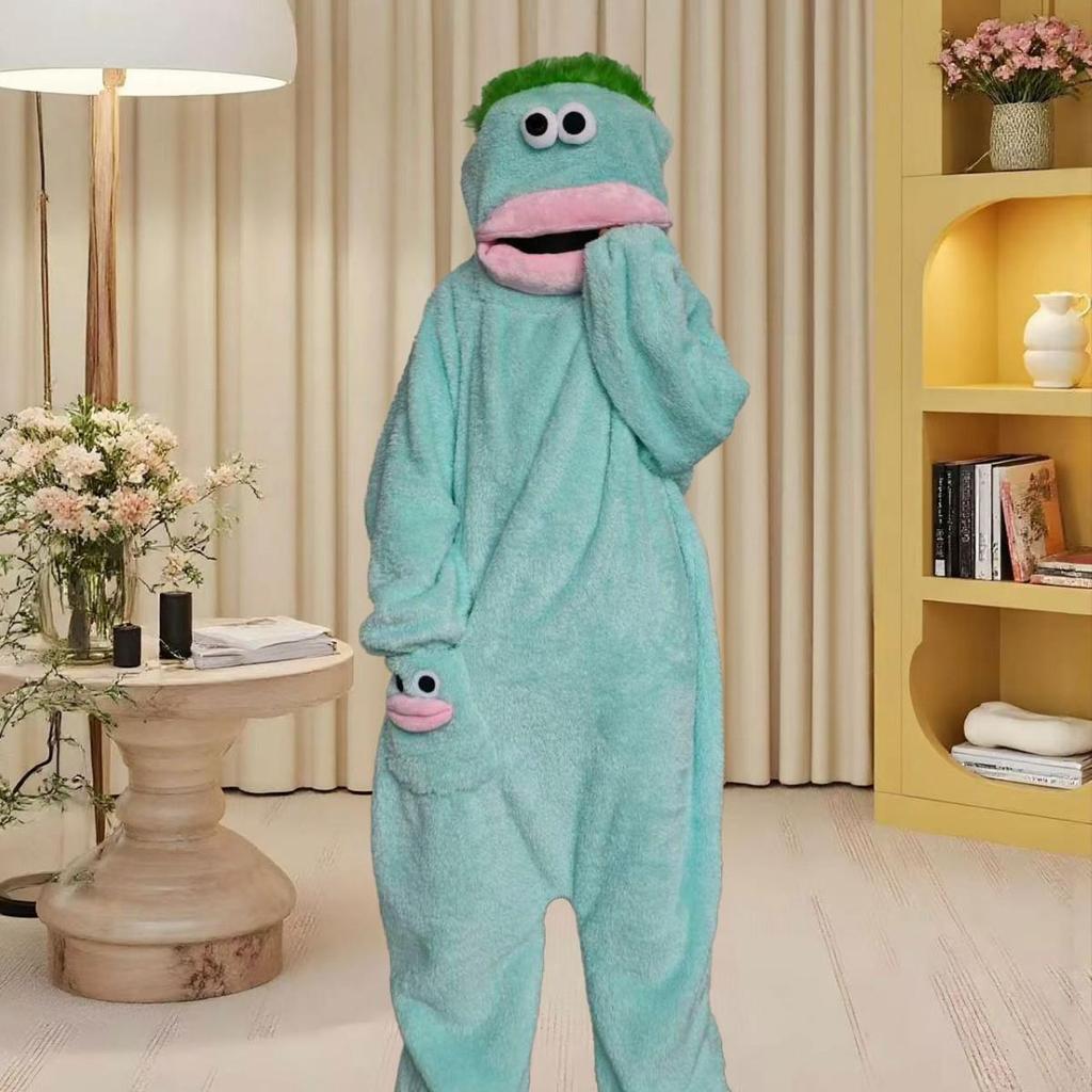 Skurriler Monster-Einteiler - Design mit langem Haar und großem Mund (Winter 2026)