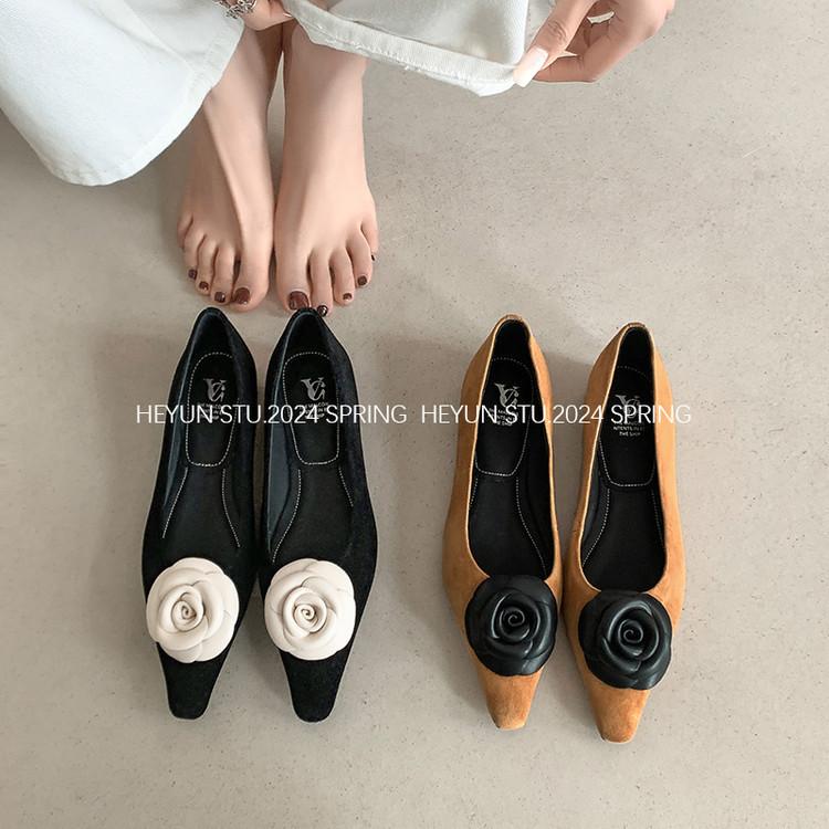 French retro black camellia low-heeled soft-soled single shoes for women's 2025 spring new gentle small fragrant flat shoes
