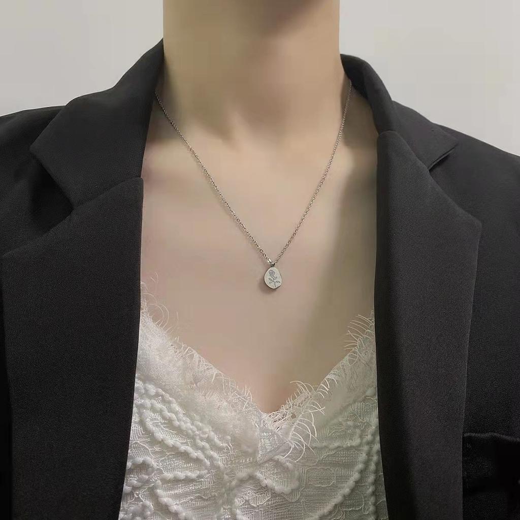 Tulip Necklace Female, New Design Sense Versatile Titanium Steel Necklace Cold Wind Temperament Fashion Collarbone Chain
