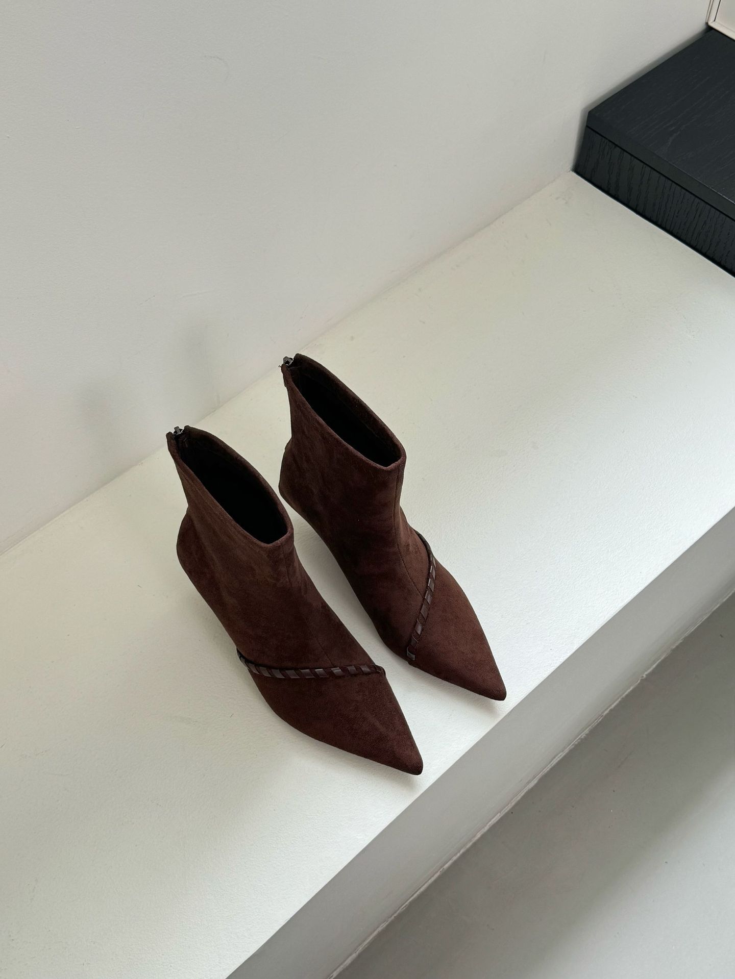 

Niche design beveled woven short boots women s 2025 new autumn and winter retro suede pointed wedge heel elastic thin boots 39 коричневий