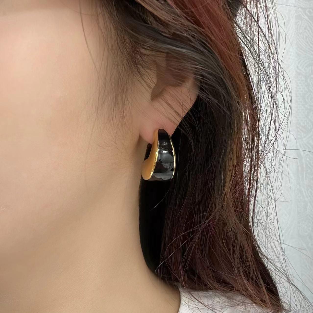 

Red Enamel Oil Painting Style Earrings: Small Retro Studs for New Year & Christmas