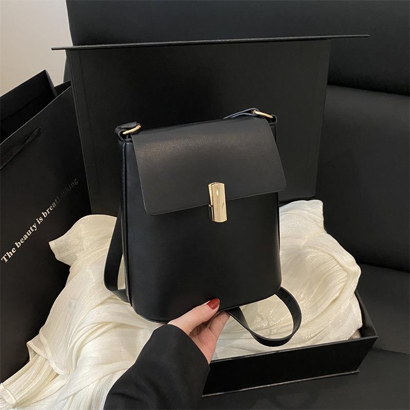 Textured retro shoulder bag women's bag 2025 spring new fashion messenger bag commuter simple women's bag