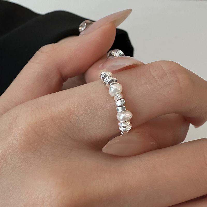 Trendy Crushed Silver Pearl Elastic Ring for Women - Fashionable, Beaded, Elegant Finger Accessory