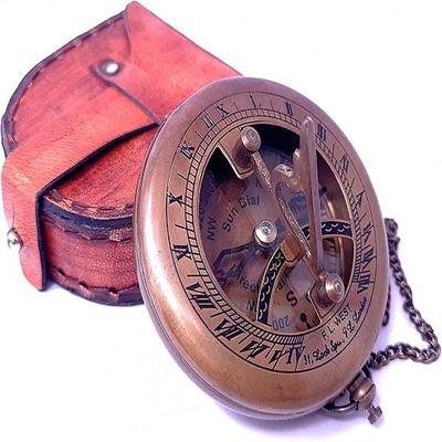 Brújula de reloj de sol de latón con caja de cuero y cadena Accesorio Steampunk Acabado anticuado Hermoso reloj de reloj de sol de regalo hecho a mano