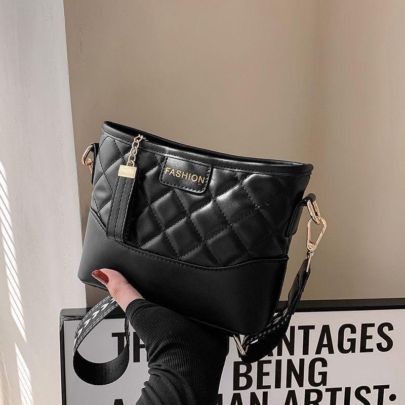 

New Korean version messenger bag niche diamond chain small bag women s bag versatile stray bag feeling single bag E