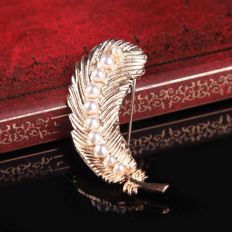 Court Style Gold Pearl Feather Brooch Temperament Retro Pin for Women's Peplum Accessory Exquisite Long-Lasting Color Fashion BFF Gift Jewelry
