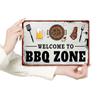 1 pz Placca Metallica Zona Barbecue Retrò – Latta Vintage da Parete con Illustrazione Grill Master, Perfetta per Decorazione Casa Interni ed Esterni