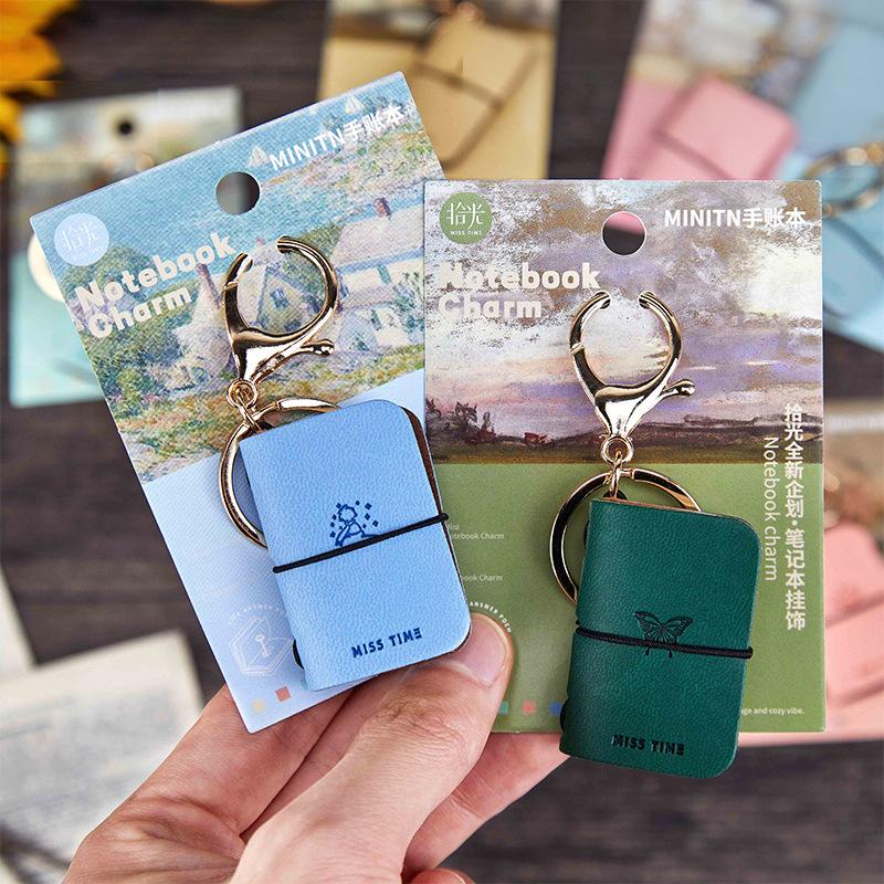 PU Nyckelring Mjukt Läder Mini Bärbar Dagbok Ryggsäcksberlock Anteckningsbok Litterär Stil Förvaringstillbehör