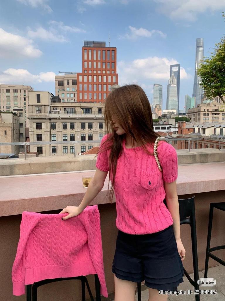 Unisex Rundhalsad Stickad Topp med Broderad Liten Häst och Ficka – Lös Passform, Högkvalitativ Parstil Kortärmad