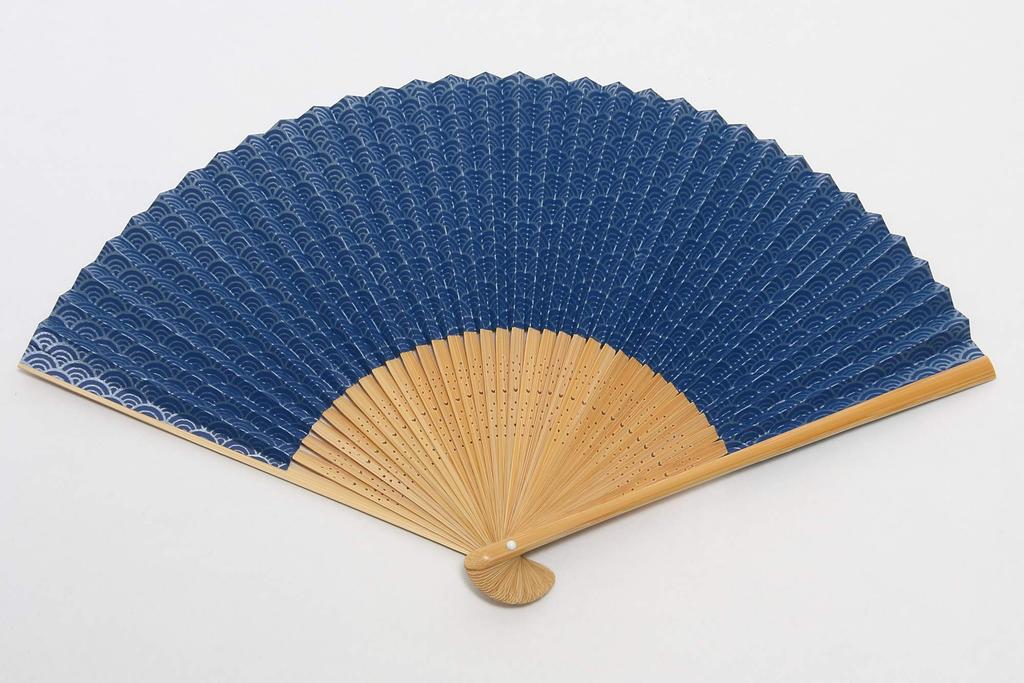 fan with fan in a presentation made in Japan navy [Hasegawa] Men's Kyoto-style case, box, (Seigaiha pattern, blue)