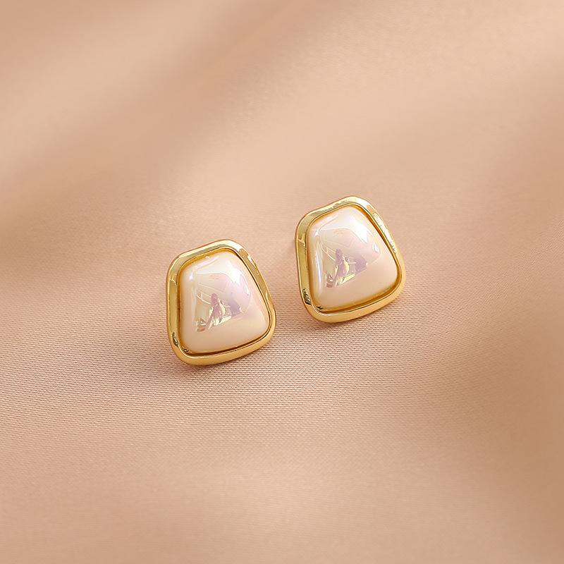 Pearl stud earrings women s high sense temperament geometric square earrings silver needle fashion celebrity versatile earrings золотой