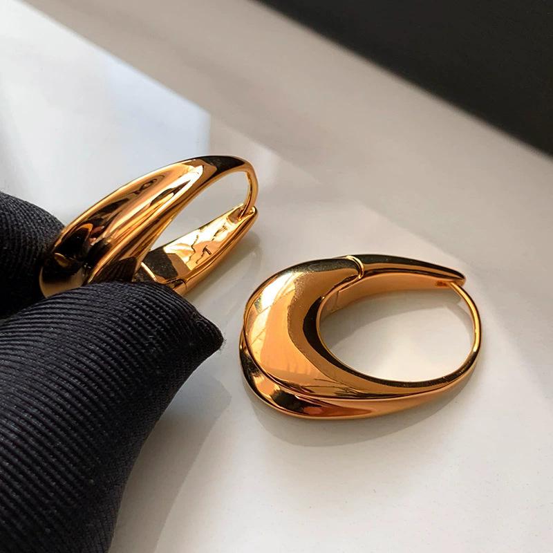 Gold Oval Ear Buckle 2026 Explosive Metal Earrings Light Luxury French Minimalist Design Earrings