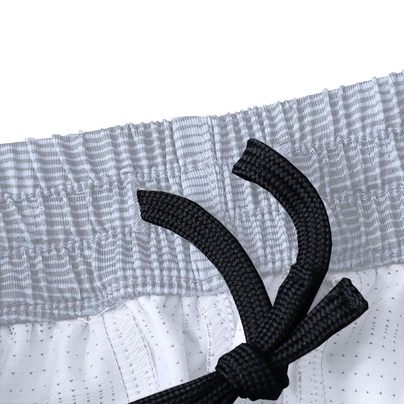 Under Armour מכנסי ספורט קצרים לילדים עם הדפס לוגו, מתייבשים במהירות, לבן 22500211-100