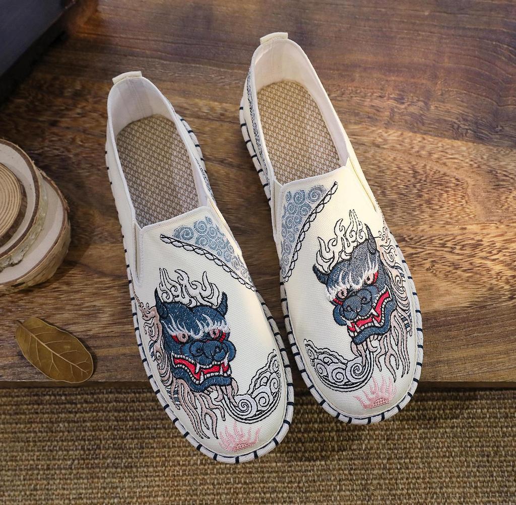 Beijing Men's Embroidered Cloth Shoes with Breathable Soft Sole